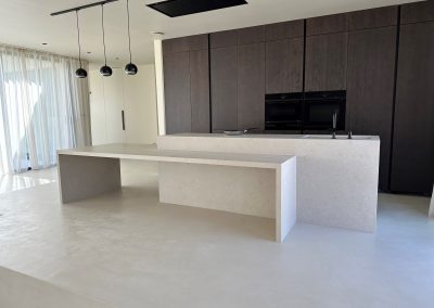 Cuisine en céramique avec table