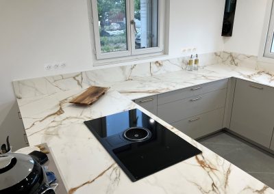 Cuisine moderne en U - Céramique XTONE Calacatta Gold
