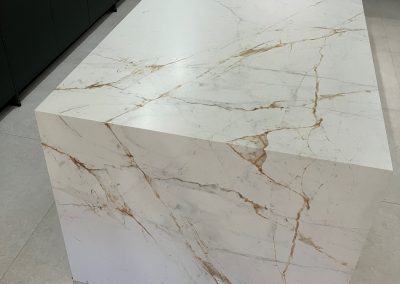 Îlot de cuisine clair avec suivi de veinage - Céramique Ascale Lucca Gold mat