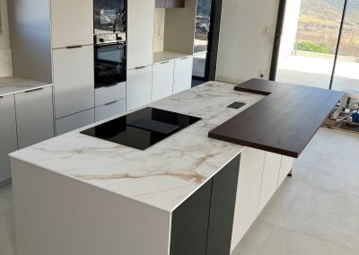 Îlot de cuisine design moderne avec desserte - Céramique XTONE Calacatta Gold