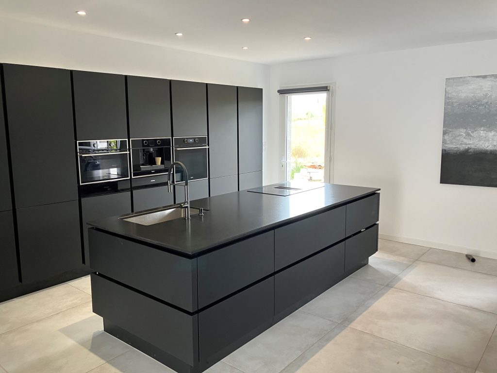 Ilot de cuisine réalisé en Granit Noir Zimbabwé Ilot de cuisine réalisé en Granit Noir Zimbabwé
