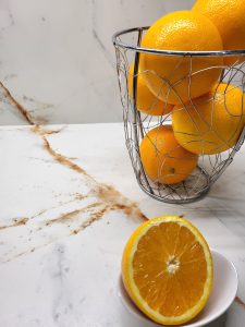 Plan de travail de cuisine avec suivi de veinage sur la crédence Plan de travail de cuisine avec suivi de veinage sur la crédence