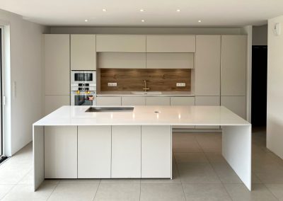Cuisine design blanche moderne Quartz Technistone Brillant White